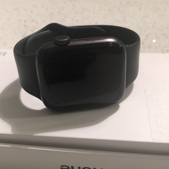 ‼️SOLD‼️Apple Watch SE 44mm Aluminum Space Gray - Picture 5 of 6